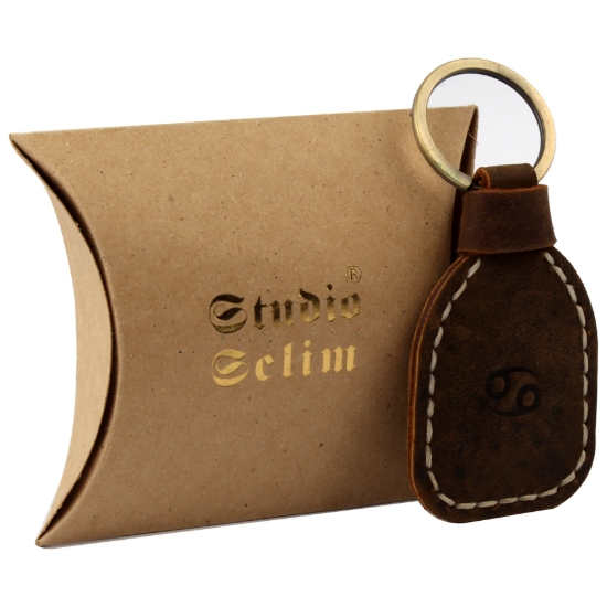 Picture of ميدالية جلد طبيعي هاند مايد