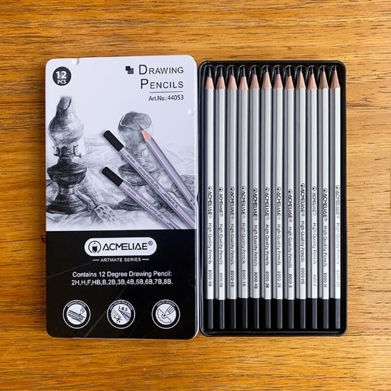 Picture of طقم قلم رصاص سداسى اكاميليا - 12 قلم علبة صاج درجات 2H : 8B - موديل 43053